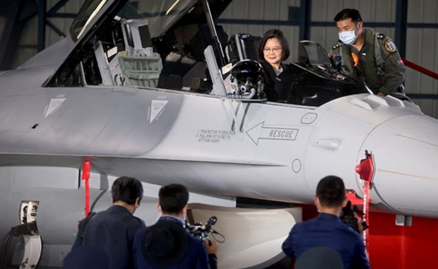 차이잉원 타이완 총통이 F-16V에 시승, 기념촬영을 하고 있다