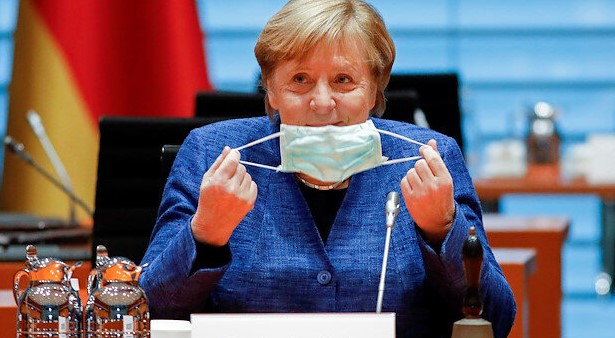 백신 미접종자는 전철 버스 등 대중교통이나 직장에서 검사 음성 증명이 필요하다. 미접종자를 겨냥한 규제를 도입함으로써 정체된 백신 접종률을 높이고 감염 확산을 막겠다는 의도다.(사진 : 유튜브 캡처)