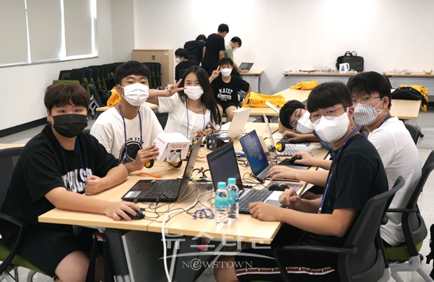 수학, 과학, 로봇분야의 영재학생들은 1년 동안 매주 토요일에 실시하는 출석수업, 사사교육과정, 카이스트와 연계한 진로멘토링 등 총 104시간의 다양한 프로그램을 수행했다.