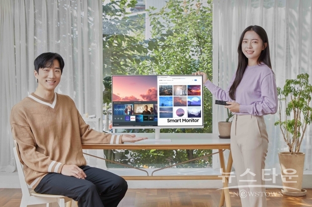 ▲ 삼성전자 모델이 서울에 위치한 한 스튜디오에서 스마트 모니터 M7 화이트 에디션 제품을 소개하고 있다./사진 : 삼성전자