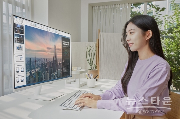 ▲ 삼성전자 모델이 서울에 위치한 한 스튜디오에서 스마트 모니터 M7 화이트 에디션 제품을 소개하고 있다./사진 : 삼성전자