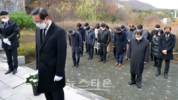 신의주학생의거 기념탑 참배