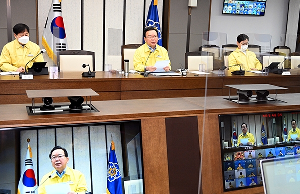 김부겸 국무총리가 24일 정부세종청사에서 열린 코로나19 중대본 회의를 주재하고 있다. 국무조정실 사진