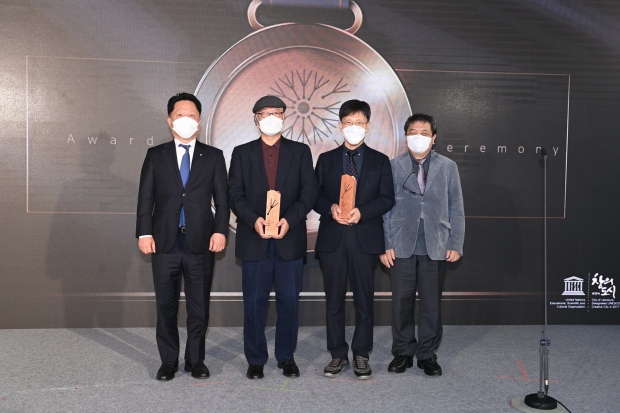 제1회 부천디아스포라 문학상 수상작으로 ‘자유로운삶’을 선정, 하진 작가와 번역을 맡은 전북대 왕은철 교수에게 상패와 상금을 수여했다