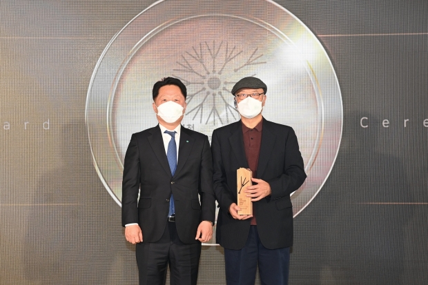 장덕천 부천시장(왼쪽)과 하진 작가(오른쪽)가 기념촬영을 하고 있다