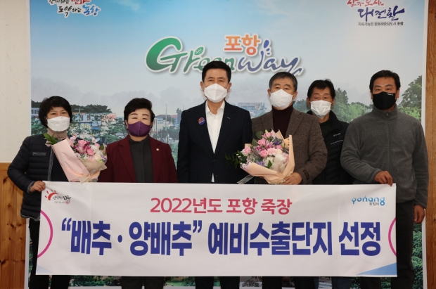 왼쪽부터 김미영 스마일빌리지상옥 사무장 / 강필순 포항시의원 / 이강덕 포항시장 / 박종태 스마일빌리지상옥 대표 /              구본원 스마일빌리지상옥 회원 / 손강호 스마일빌리지상옥 회원