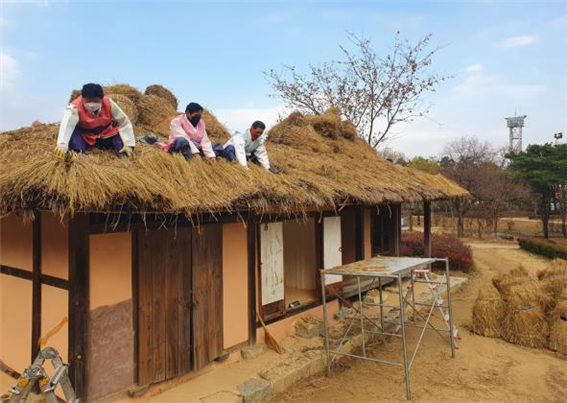 이엉 엮기 작업사진