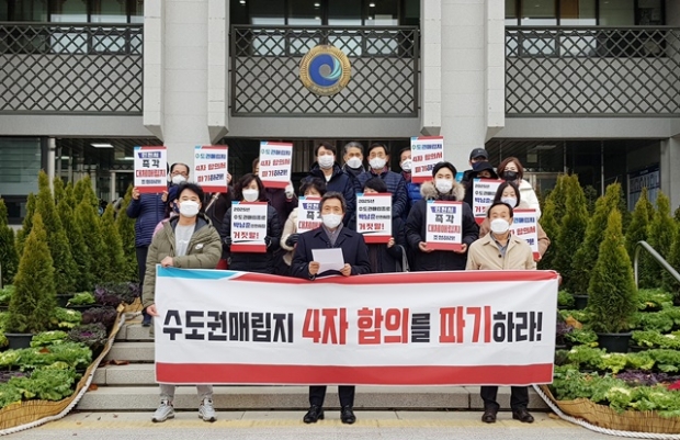 사진설명=지난 23일 오전 이학재(인천 서구갑) 전 의원 등이 인천시청 앞에서 기자회견을 하고 있다.