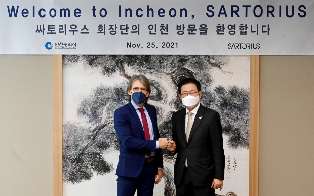 박남춘 인천광역시장이 25일 송도 G타워에서 독일 싸토리우스 요아킴 크로이츠버그(Joachim Kreuzburg) 회장과 송도 바이오의약 원부자재 시설 건립 관련 논의를 한 뒤 기념촬영을 하고 있다