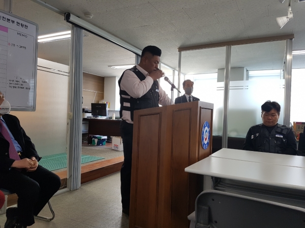 박한일 전국건설기계장비노동조합 인천본부장이 개소식에서 인사말을 하고 있다.