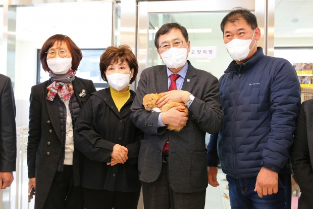 26일 경주시 동물사랑보호센터 준공식에 참석한 주낙영 경주시장이 센터 내부시설을 둘러보며 기념촬영을 하고 있다