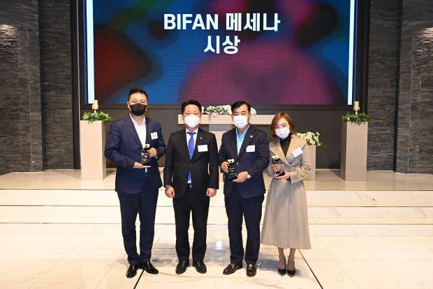 ▲ 메세나 상 수여식. (왼쪽부터) 최성국 지부장(NH농협은행 부천시지부), 장덕천 BIFAN 명예조직위원장(부천시장), 고윤화 명예회장(엘티타워/엘티프로 주식회사 대표이사), 배민희 부회장(㈜엠케이비개발 대표이사)