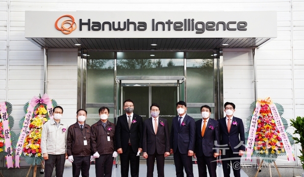 29일 열린 한화인텔리전스 창립식 제막행사. (왼쪽 네번째부터) 이용욱 한화시스템 부사장, 윤석은 한화인텔리전스 대표이사, 남용현 트루윈 대표이사.