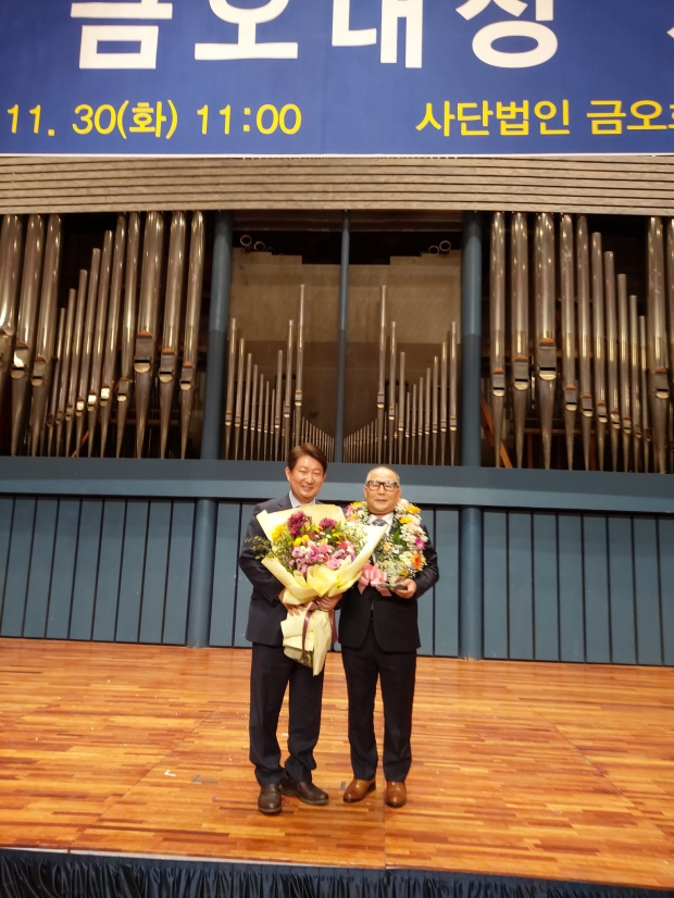 ▲금오대상 시상식이후 수상자들과 참석 내빈 권영진 대구시장을 비롯한 금오회 임원들과 단체사진 찍고있는 모습이다