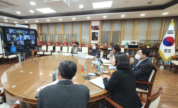 주낙영 경주시장이 제53차 세계유산도시기구 정기 이사회에 온라인으로 참여하고 있다
