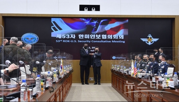 오스틴 미 국방장관은 회견에서 “내년 후반기 연합지휘소훈련(CCPT, Combined Command Post Training) 훈련 간에 미래연합사의 FOC를 평가하기로 합의했다”고 구체적으로 밝혔으나, 문재인 대통령을 예방한 자리에서 내년 전반기 훈련 때 시행하는 것도 긍정적으로 검토해 보기로 한 것으로 전해졌다. (사진 : 유튜브 캡처)
