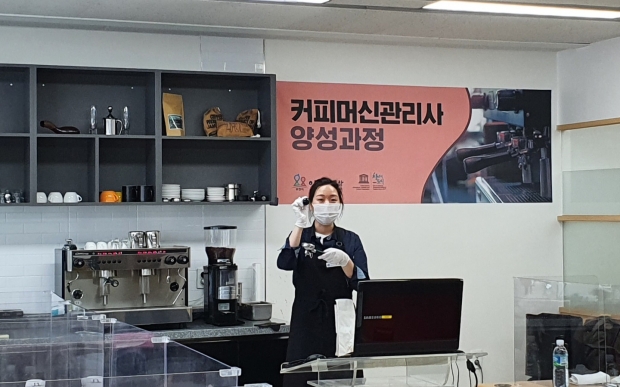 한국바리스타스쿨 경기지부 김나연 강사가 교육을 진행하고 있다