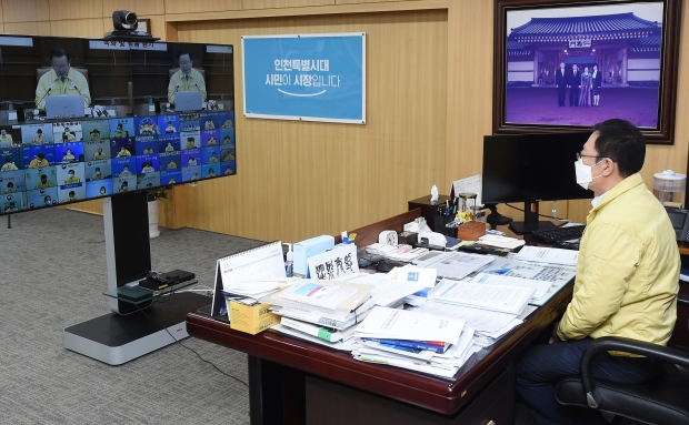 박남춘 인천광역시장이 지난 3일 시청 접견실에서 김부겸 국무총리 주재로 열린 '코로나19 중앙재난안전대책본부 영상회의'에 참석하고 있다.
