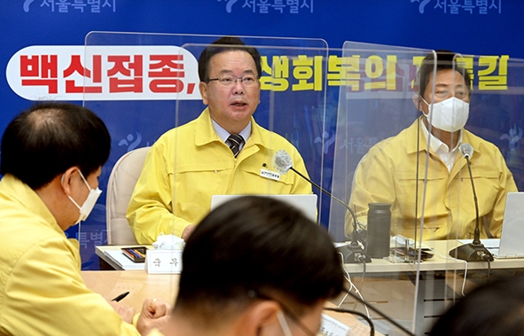 김부겸 국무총리가 6일 서울시청에서 열린 코로나19 중대본 회의에서 발언하고 있다. 국무조정실 사진