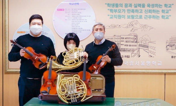 왼쪽부터 알버트악기 박순철 대표, 서울맹학교 교무부장 강미애 선생님, 협동조합 우리들의 낙원 유강호 이사장이 악기전달식에서 기념 촬영을 하고 있다.