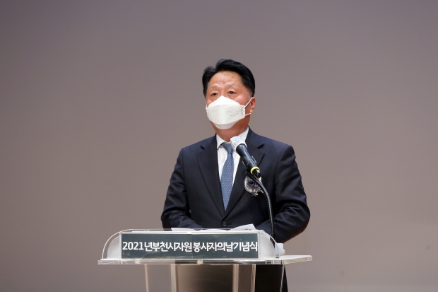 장덕천 부천시장이 기념사를 하고 있다