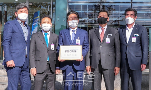 2020년 11월 지역자원시설세 인상 공동건의문 전달. 사진)좌측부터 경남 백두현 고성군수, 인천 장정민 옹진군수, 김홍장 당진시장, 가세로 태안군수, 김동일 보령시장)