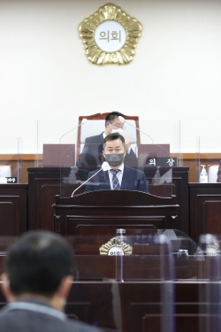 지난 9일 동구의회에서 열린 ‘제254회 동구의회 제2차 정례회’에서 시정연설 중인 허인환 구청장