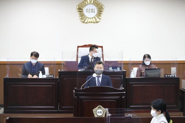 지난 9일 동구의회에서 열린 ‘제254회 동구의회 제2차 정례회’에서 시정연설 중인 허인환 구청장
