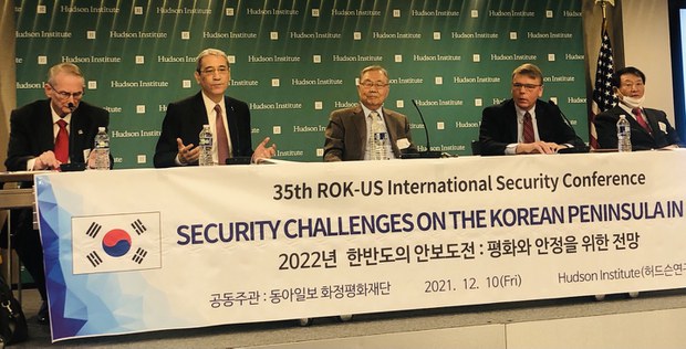 국제한국학회가 10일 개최한 한반도 안보 관련 회의에서 고든 창(왼쪽 두번째) 변호사가 북중관계에 대해 설명하고 있다. 자유아시아방송 사진