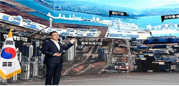 박남춘 시장이 18일 연수구 연세대학교 국제캠퍼스에서 ‘대한민국 바이오산업 #인천 #인천상륙작전 #인천의 꿈'을 주제로 한 대통령님 방인 행사 중 인천 바이오산업 추진전략 발표 장면