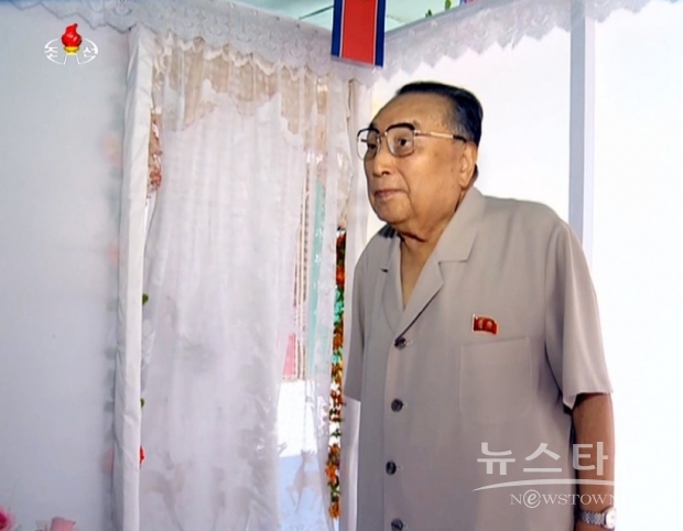 김영주는 항일 빨치산운동에 참여, 옛 소련 모스크바 대학을 졸업한 후 1961년 조선노동당 중앙위원회 중앙위 조직지도부장을 지냈으며, 1969년 정치위원(현재의 정치국원) 겸 서기를 역임했다. 이후 1972년 남한과의 이른바 “7.4공동성명”에 북측 대표로 서명을 했고, 1974년에 부총리에 취임했다. /사진 : 조선중앙통신 유튜브 캡처