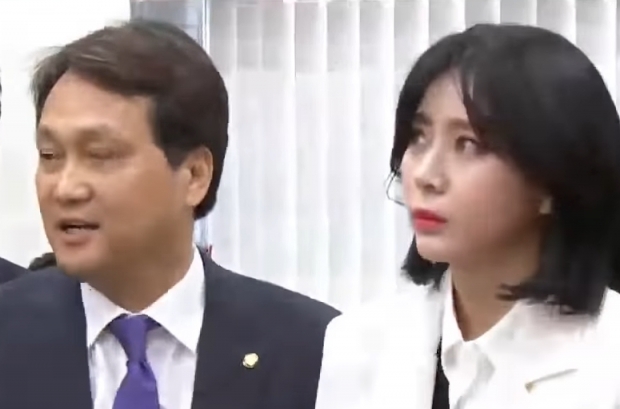안민석 의원과 윤지오 씨.