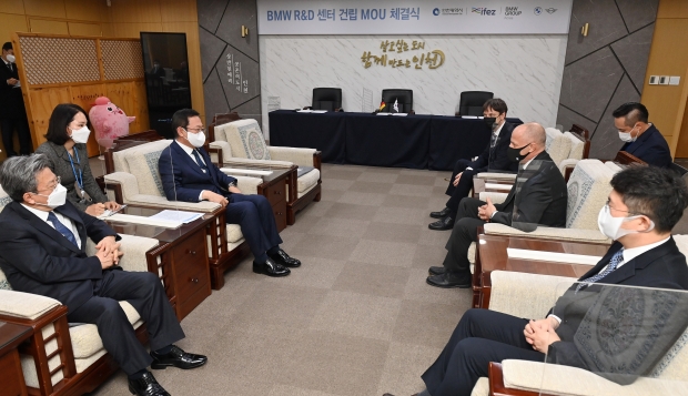박남춘 인천광역시장이 15일 시청 대접견실에서 열린 'BMW R&D센터 건립 MOU 체결식'에서 디터 스트로블 BMW코리아 R&D 총괄 센터장과 환담을 하고 있다.
