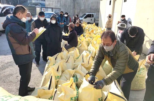 경주시가 15일 산내면에서 팥 수매를 진행하고 있다
