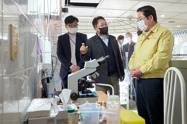 한국초임계(주) 신현웅(생명과학과 교수) 대표가 오세현 아산시장에게 연구개발 시설을 설명하고 있는 모습
