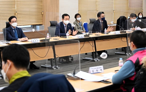 박남춘 인천광역시장이 지난 17일 시청 공감회의실에서 열린 '인천광역시-민주노총인천지역본부 노정(勞政) 정책 간담회'에서 인사말을 하고 있다.