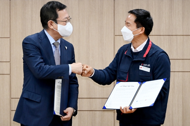박남춘 인천광역시장이 지난 17일 시청 공감회의실에서 열린 '인천광역시-민주노총인천지역본부 노정(勞政) 정책 간담회'에서 이인화 본부장과 '노정 정책협의 협력 선언문'에 서명을 하고 있다.