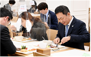 박남춘 인천시장이 구내식당에서 식사를 하고 있다.