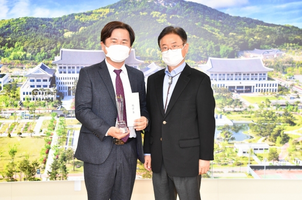 경주시가 20일 경북도청 도지사실에서 ‘2021 경상북도 저출생 극복 시책평가’ 대상을 수상하고 기념촬영을 하고 있다. (왼쪽부터 김호진 경주시 부시장, 이철우 경북도지사)