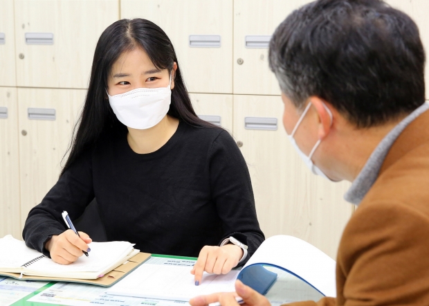 경주시청 새내기 공무원 김하은 주무관이 자신이 담당하는 시설에 ‘대한민국 1호’라는 타이틀을 부여받게 해 큰 화제인 가운데, 김 주무관이 업무회의를 진행하는 모습