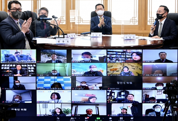 박남춘 인천광역시장이 21일 시청 접견실에서 온라인으로 진행된 '제2기 일자리위원회 정책공감 워크숍'에서 참석자들과 인사를 하고 있다.