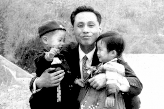대한항공(KAL) 여객기 납치 사건 피해자인 황원 씨와 가족.