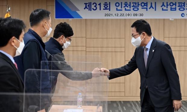 박남춘 인천광역시장이 22일 시청 공감회의실에서 열린 '제31회 인천광역시 산업평화대상 시상식'에서 수상자들과 인사를 하고 있다.