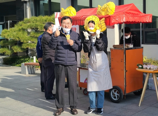 주낙영 경주시장이 지난 21일 공보관실 소속 공무원들이 이웃사랑 실천을 위해 붕어빵과 군고구마를 파는 1일 가게에 들려 이들을 격려하고 있는 모습