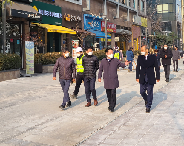 장덕천 시장이 무장애 거리 정비 현장을 방문하고 있다.