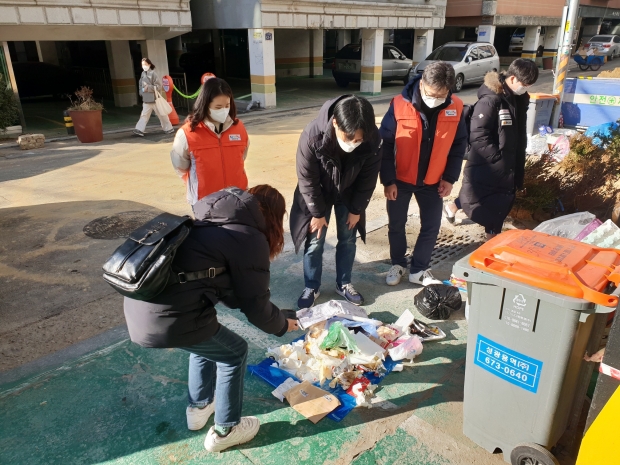 올바른 배출문화 조성을 위해 쓰레기 무단투기를 단속하고 있다.