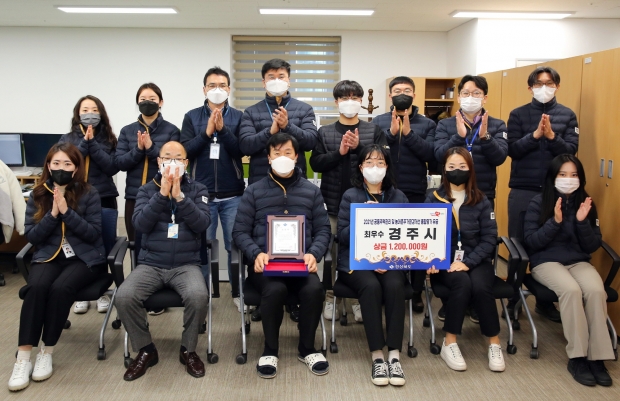 경주시 주택과 직원들이 22일 ‘2021년도 주택행정 우수 시·군 평가’ 결과, 경주시가 최우수 기관으로 선정된 것을 축하하며 기념촬영을 하고 있다