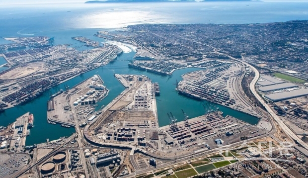 코로나19 이전, 컨테이너선의 대량 발주와 무역의 감소, 운임의 붕괴, 해운 각사의 대폭 적자가 겹친 것은 2016년이다. 이에 따라 대형 해운 20개사는 7개로 통폐합됐고 3개의 세계적인 동맹이 탄생됐다./ 위 사진은 미국의 ㅎ로스앤젤레스항구의 모습/ LA항 홈페이지 캡처