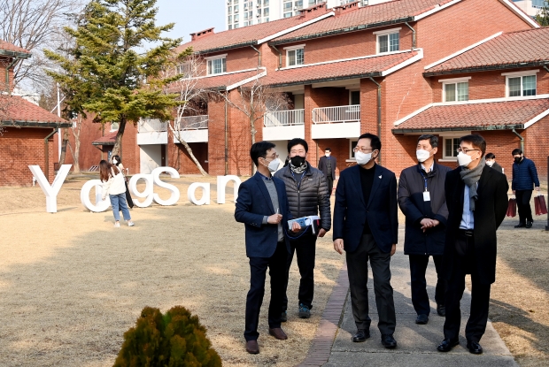 박남춘 인천광역시장이 23일 서울 용산구 용산공원을 방문해 옛 장교숙소를 활용한 시민 체험·문화공간을 살펴보고 있다.