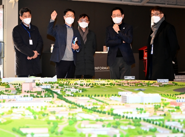 박남춘 인천광역시장이 23일 서울 용산구 용산공원을 방문해 옛 장교숙소를 활용한 시민 체험·문화공간을 살펴보고 있다.